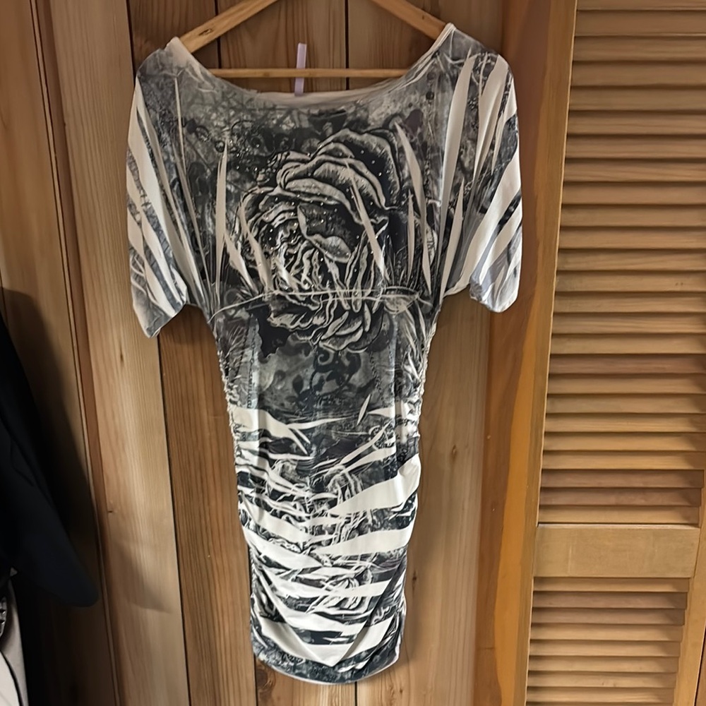 Graphic Black and White Ruched Blouse